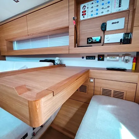 Bådhotel Neverquiet - Solaris 50 *